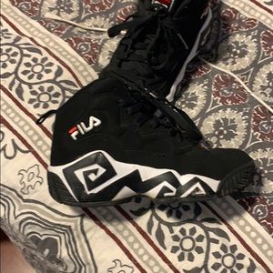 Boys Fila shoes size 5 1/2